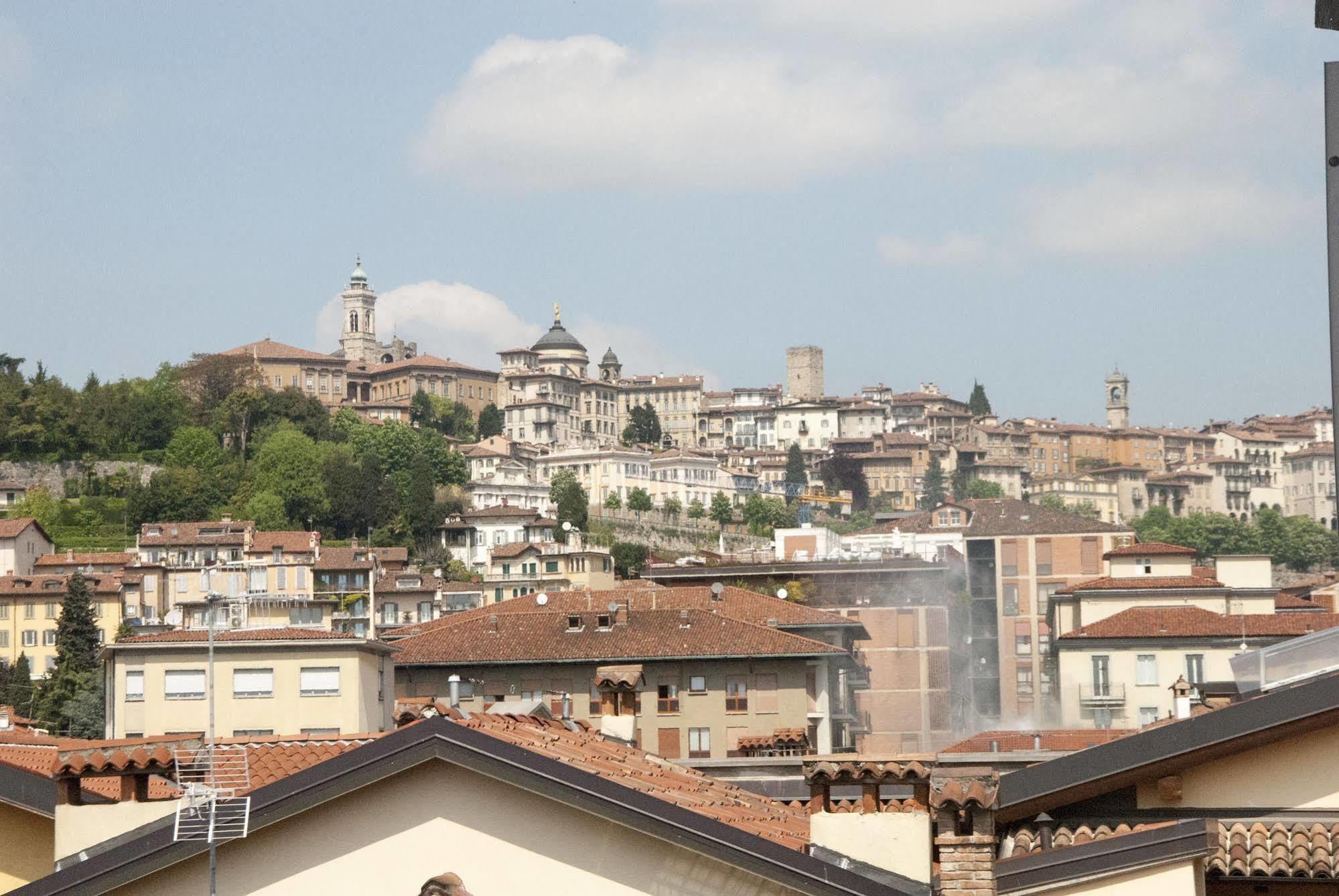 B&B Bonjour Bergamo Bagian luar foto